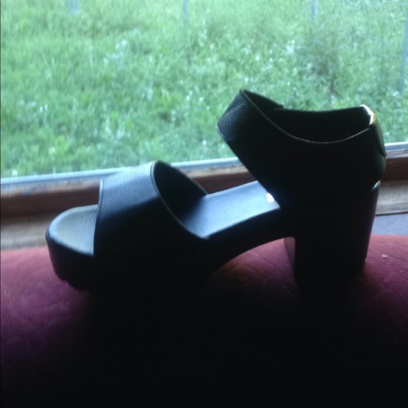 NWOT Black thick soled summer sandals. Adjustable. Light weight. Lug sole. - Picture 2 of 5